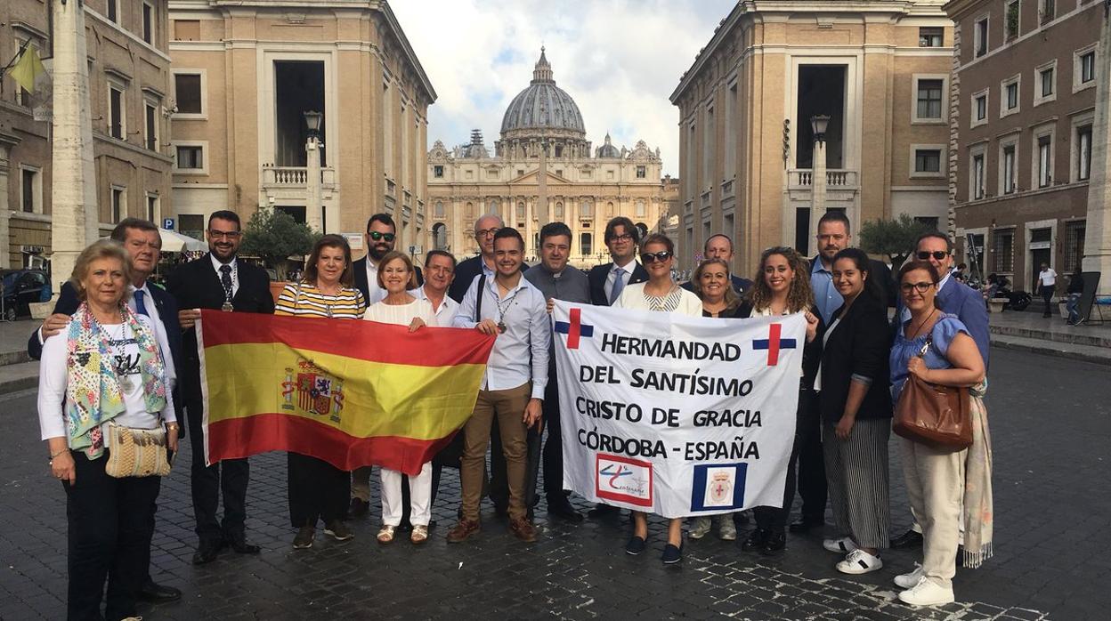 Representantes de la hermandad del Cristo de Gracia en el Vaticano