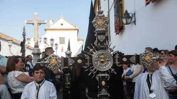 Cruz de guía de la hermandad de los Dolores, una de las piezas más importantes de las cofradías, en la plaza de Capuchinos de Córdoba