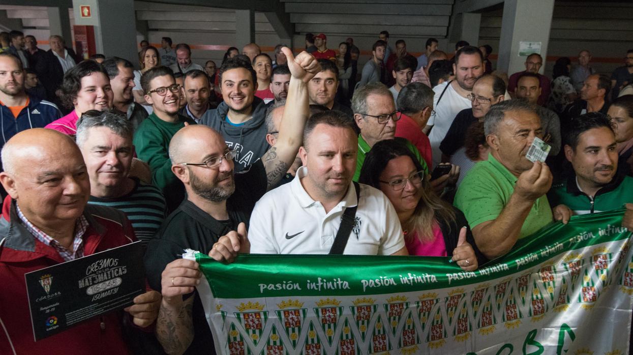Aficionados del Córdoba CF compran abonos para la próxima temporada en El Arcángel