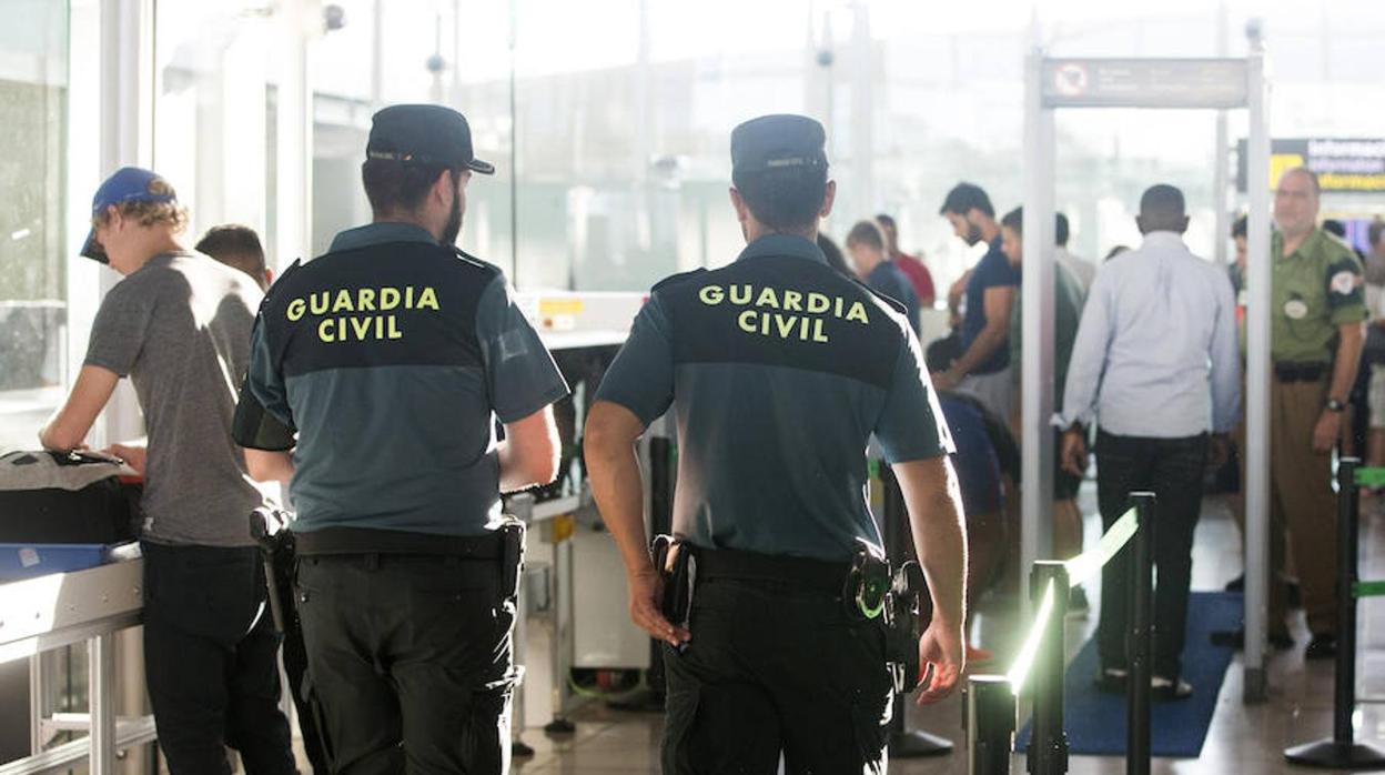 Guardia Civil en un servicio en un aeropuerto