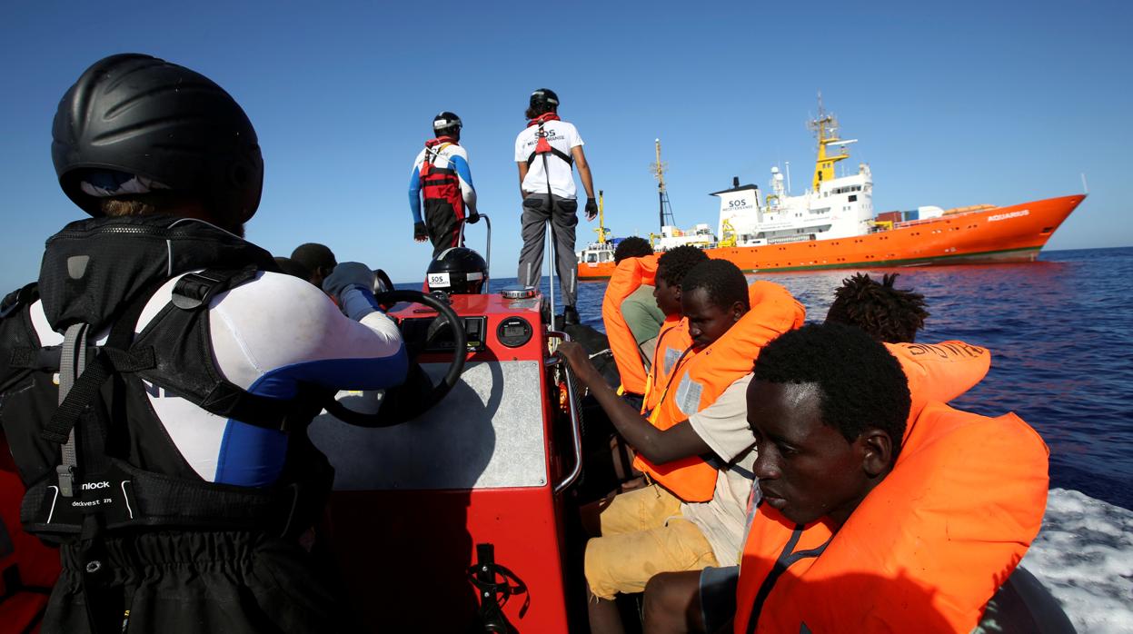 Inmigrantes rescatados por el Aquarius en el mar Mediterráneo