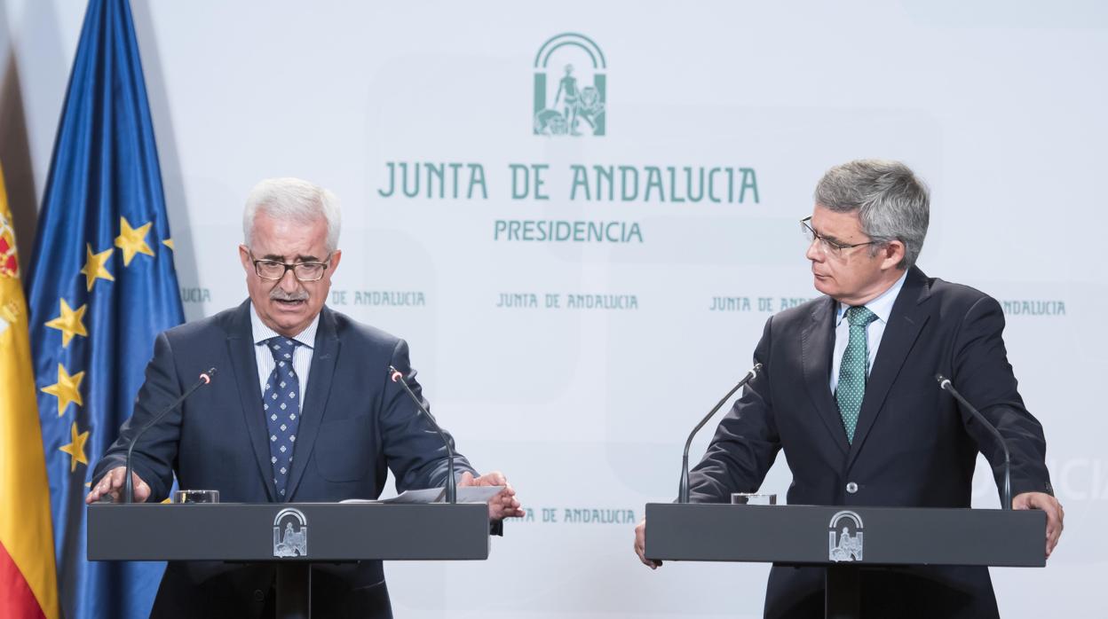 El vicepresidente de la Junta, Manuel Jiménez Barrios, junto al portavoz del Ejecutivo andaluz, Juan Carlos Blanco, durante la rueda de prensa de este jueves