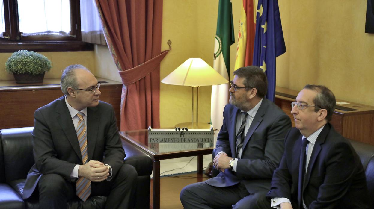 El presidente de la Cámara de Cuentas (centro), junto a Juan Pablo Durán y Rafael Salas