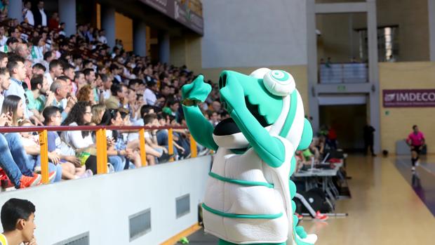 La mascota del Córdoba, Koki, en un partido del Itea en Vista Alegre
