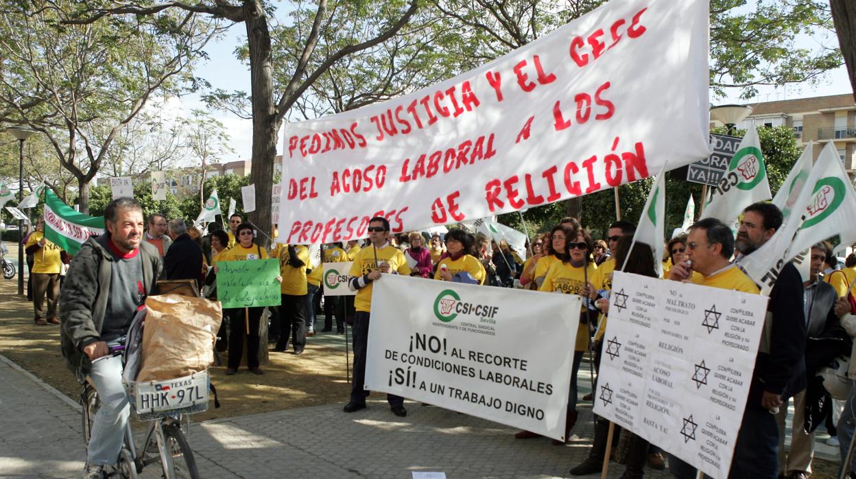 Protesta de los profesores de Religión ante la Consejería de Educación en Sevilla