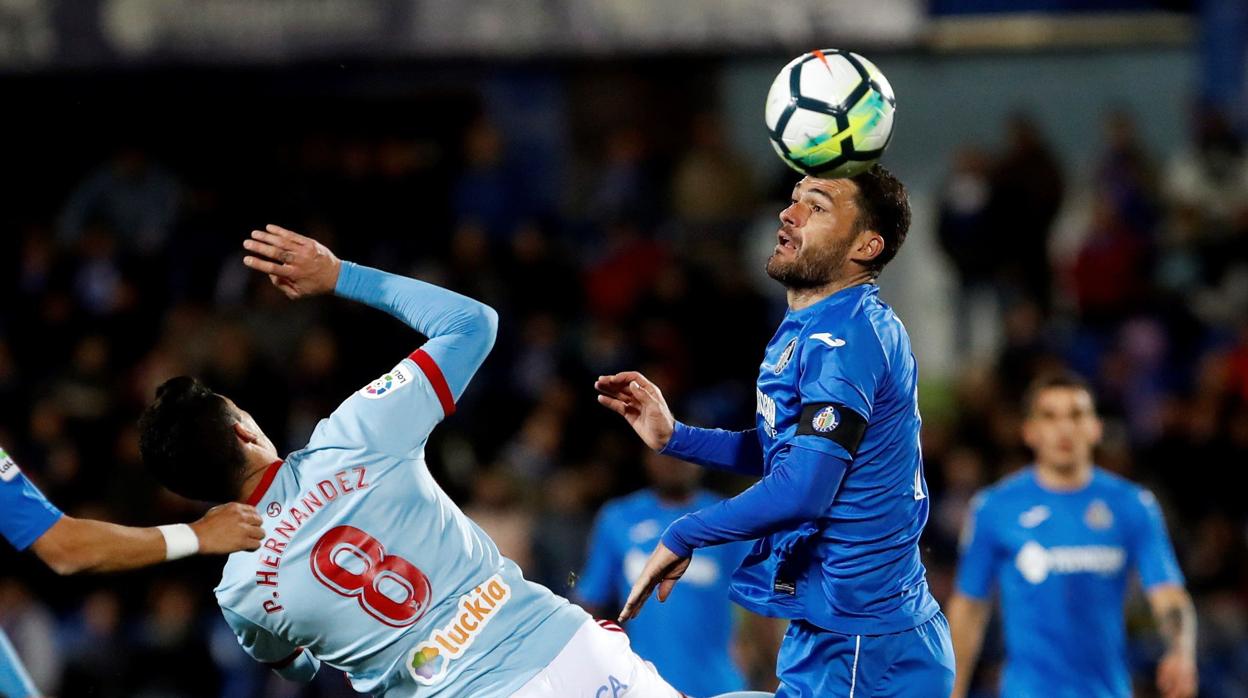 Jorge Molina, delantero del Getafe, busca un balón aéreo