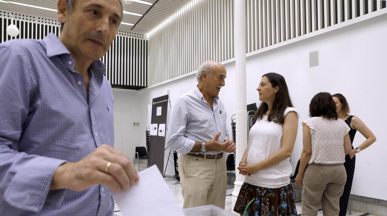 El nuevo decano junto a su contrincante electoral