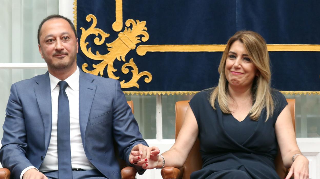 Gómez de Celis y Susana Díaz en un gesto cómplice durante la toma de posesión
