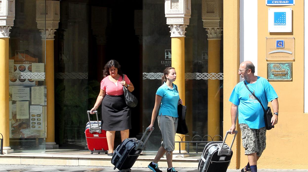 Turistas saliendo de un hotel situado junto a la Mezquita-Catedral de Córdoba