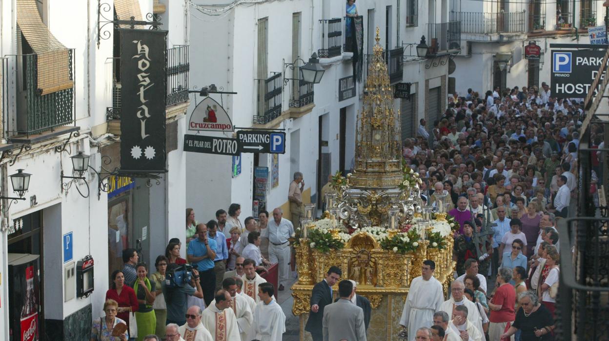 Procesión del Corpus Christi del año 2003 por la calle Lucano