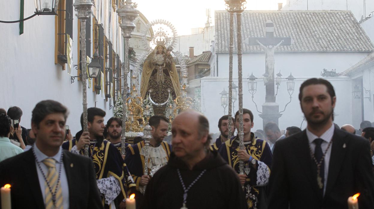 Carlos Olivares, a la izquierda de la imagen, repite como hermano mayor del Císter