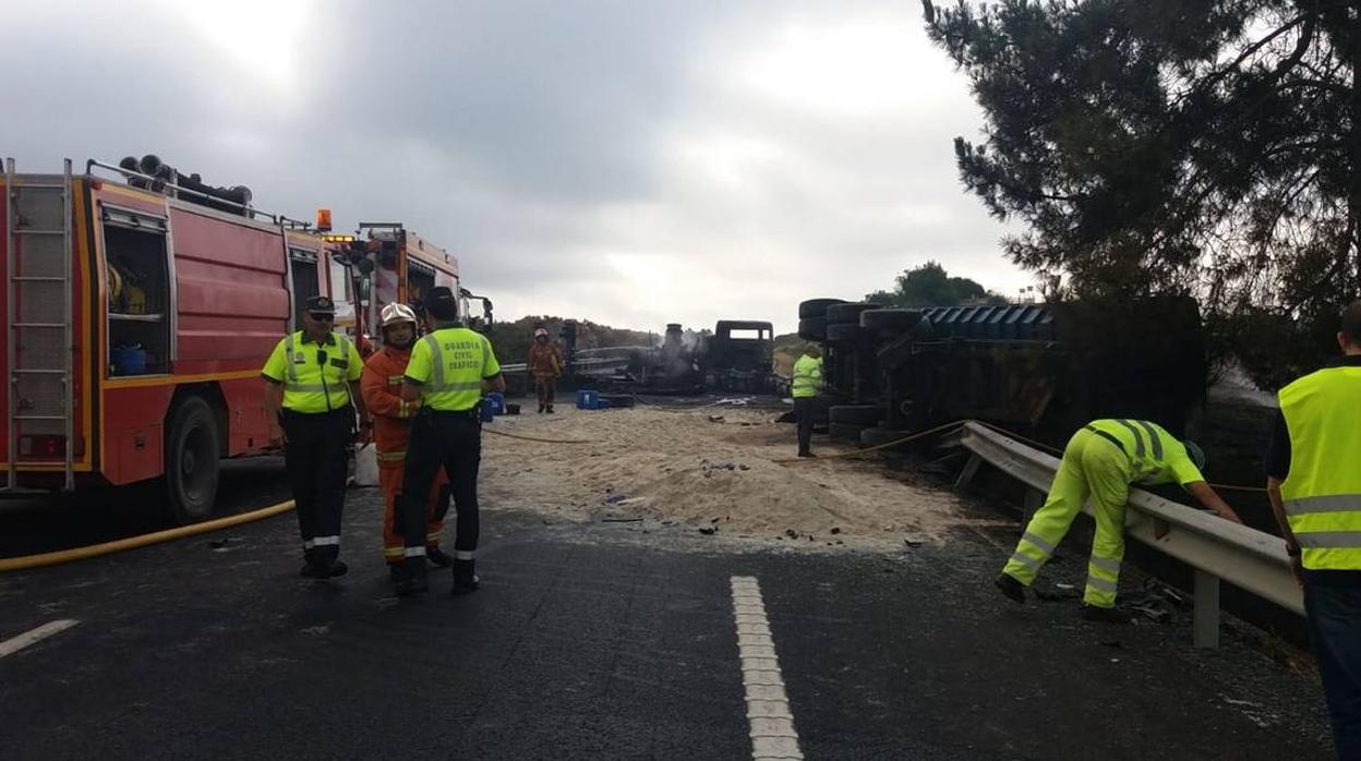 Bomberos actuando en el incendio del camión