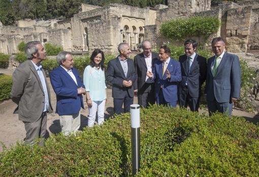 El consejero de Cultura, en el centro, y otras autoridades en Medina Azahara