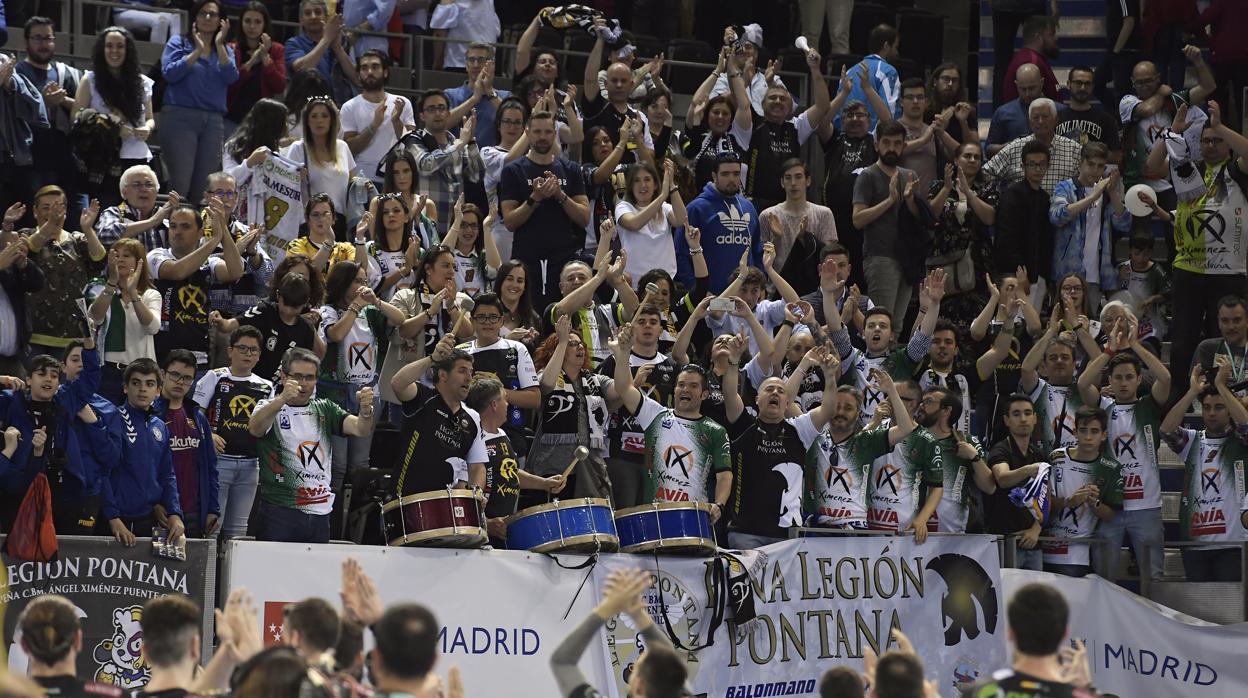 La afición del Ángel Ximénez aplaude a la plantilla del equipo de Puente Genil en la Copa del Rey