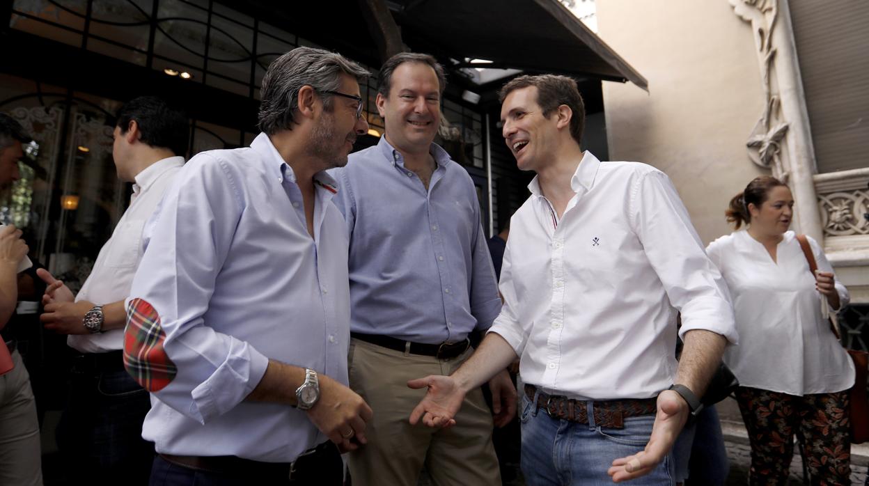 Pablo Casado conversa con Adolfo Molina y Miguel Ángel Torrico
