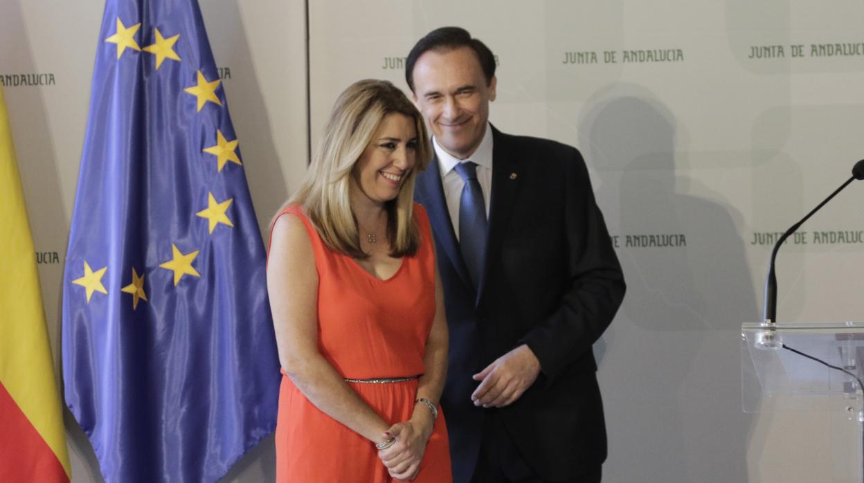 El rector de la UCO, durante la toma de posesión este martes con la presidenta de la Junta de Andalucía