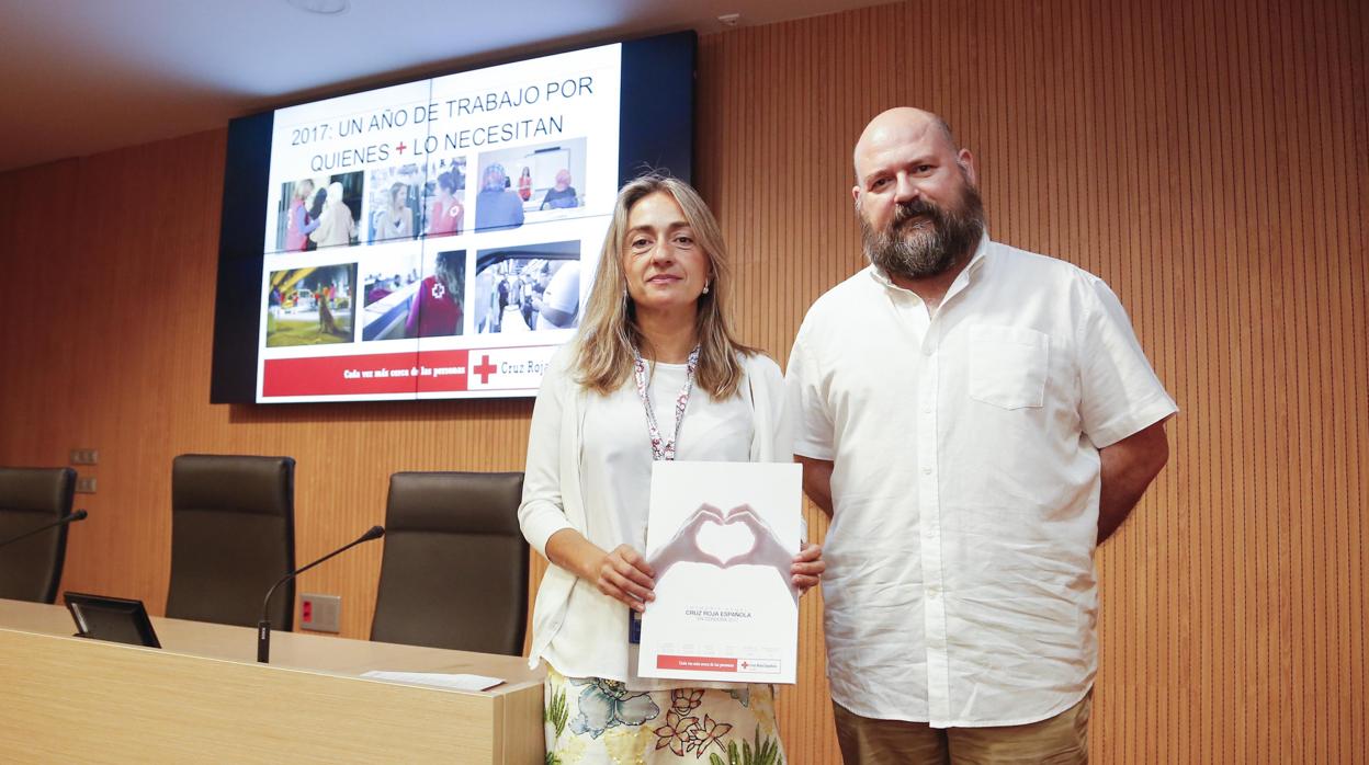 La presidenta de Cruz Roja, Cándida Ruiz, y Gregorio Ayala