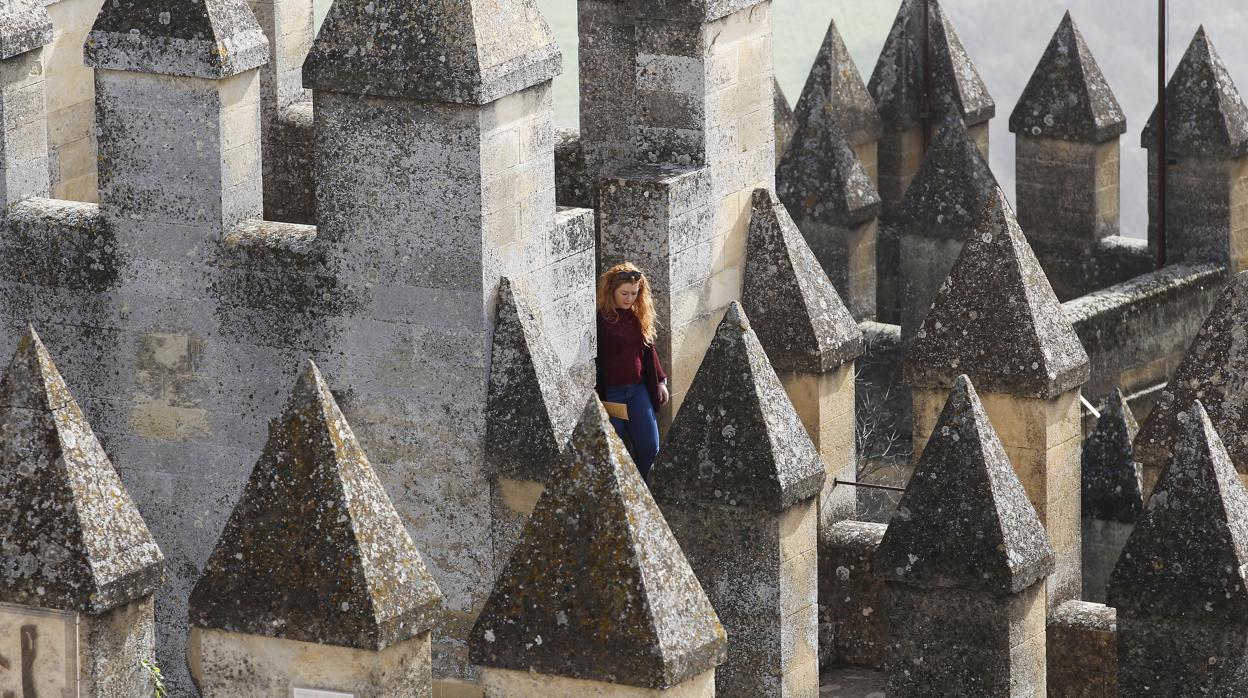 Una turista pasea entre las almenas del castillo de Almodóvar