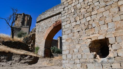 Restos del castillo de Belalcázar, con la torre del homaneja al fondo