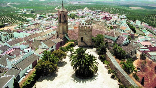 Vista del patio de armas, el pueblo y la campiña desde el castillo de Espejo