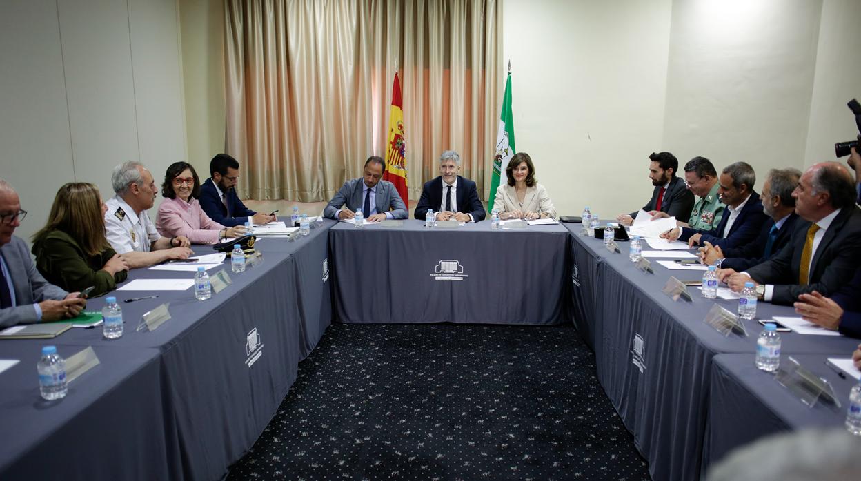 Grande-Marlaska, en el centro, en la reunón con autoridades y mandos policiales