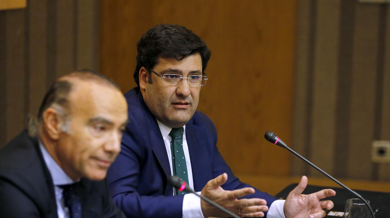 El presidente del Córdoba, Jesús León, junto al director general deportivo, Luis Oliver
