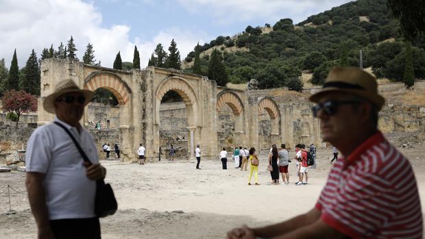 Visitantes en el yacimiento arqueológico de Medina Azahara