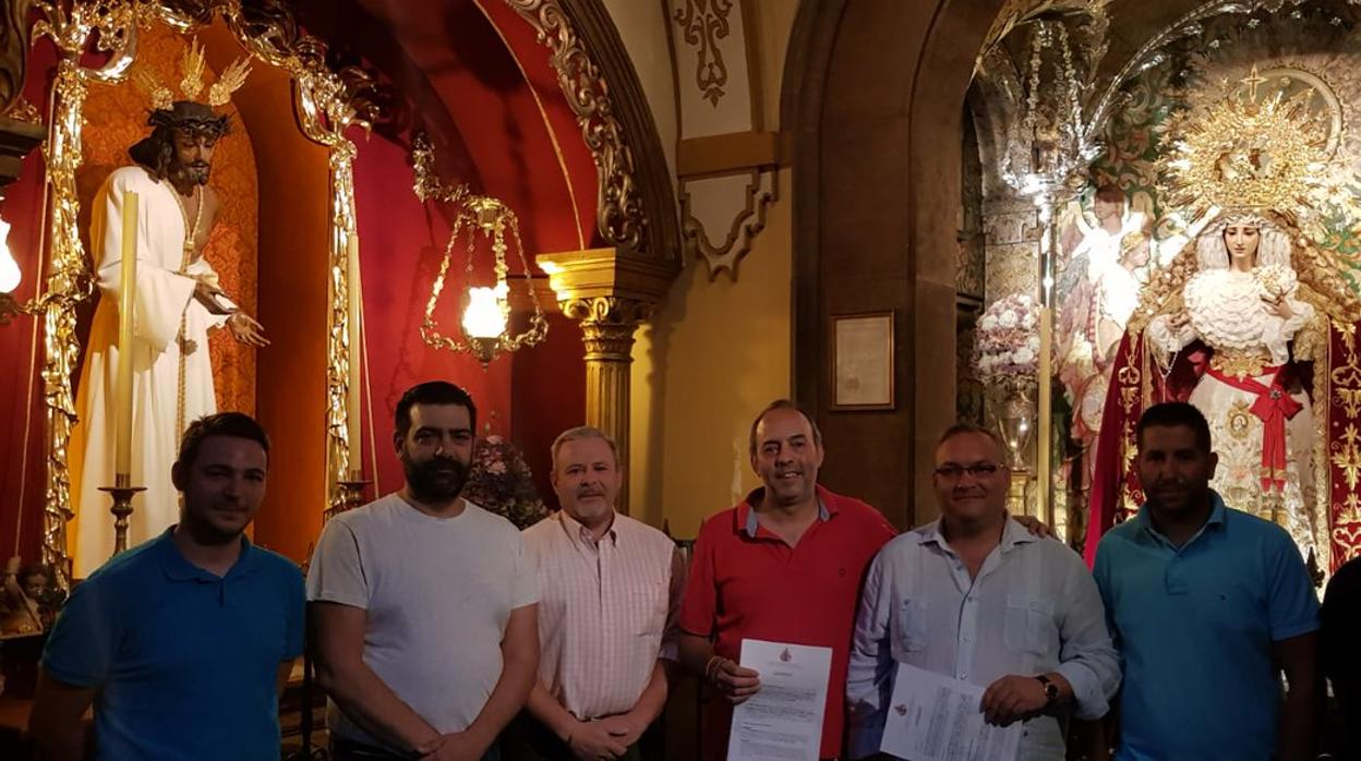 Responsables de la banda de la Salud y de la hermandad de la Paz de Córdoba, ante las imágenes de la cofradía