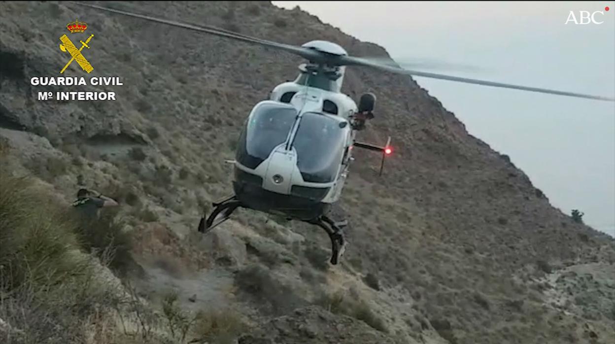 Momento en el que el helicóptero rescató al senderista