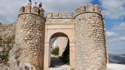 Portada de acceso al castillo de Carcabuey