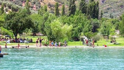 Bañistas en la zona recrativa de Zahara de la Sierra