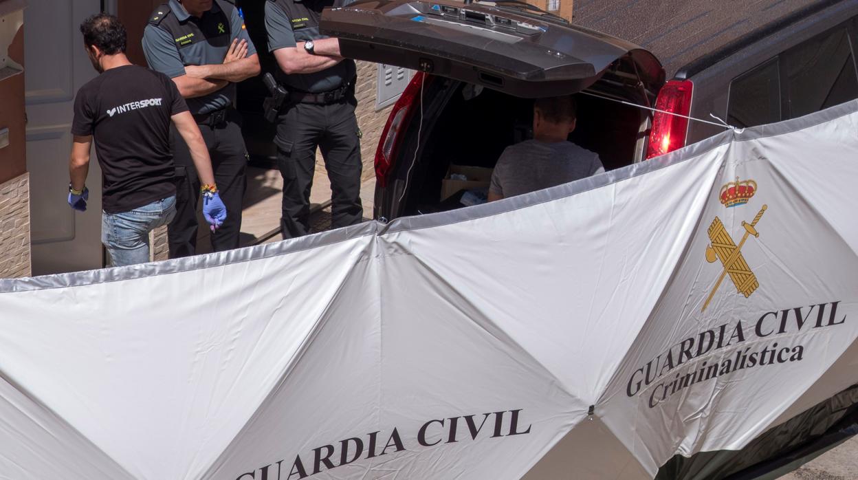 Agentes de la Guardia Civil en la vivienda de la víctima