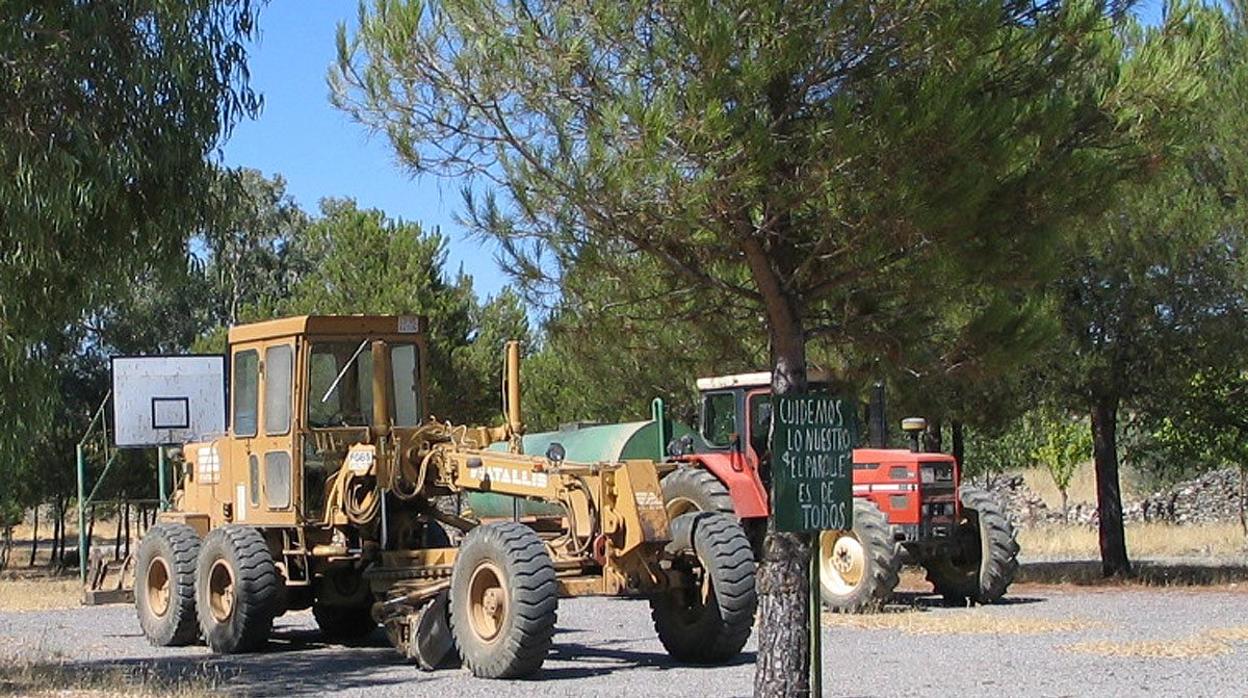 Maquinaria agrícola en una finca cordobesa