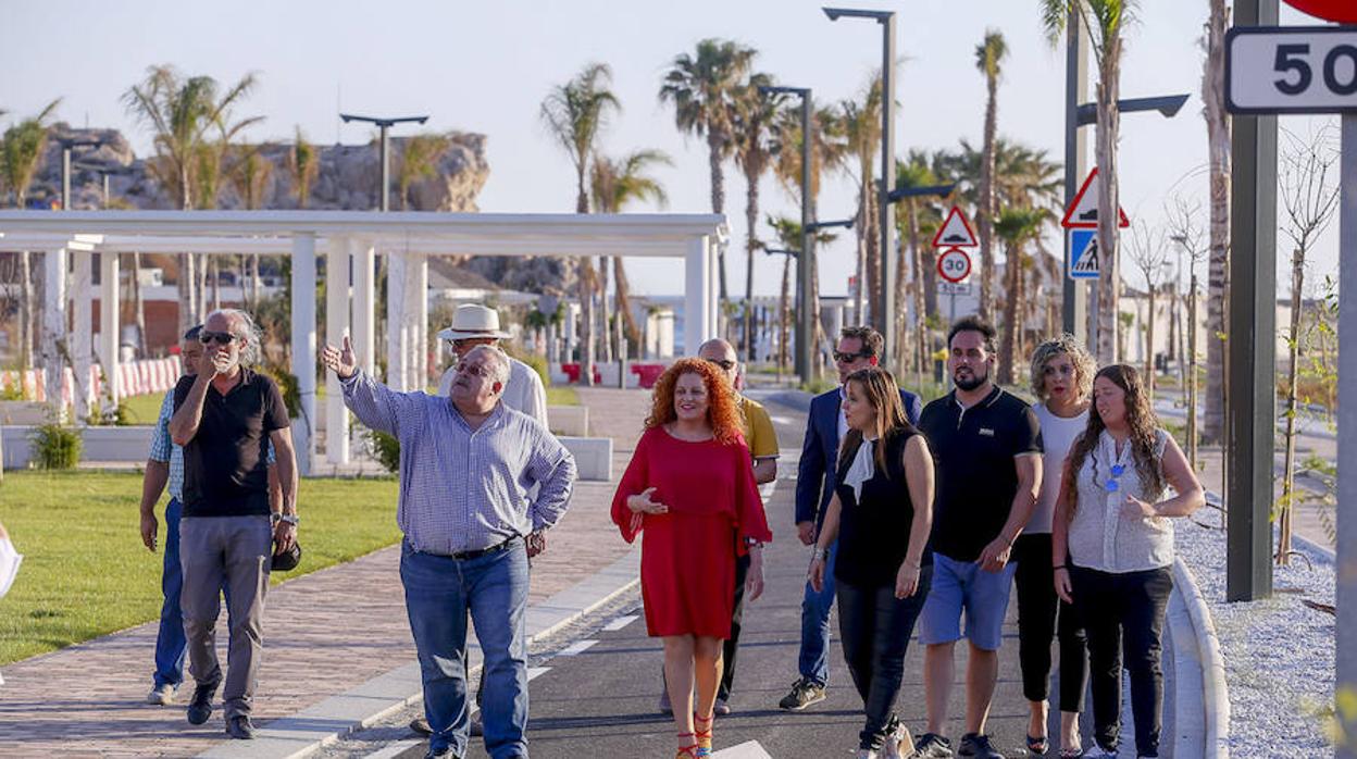 María Eugenia Rufino, alcaldesa de Salobreña, de rojo, visita la urbanización de la playa.
