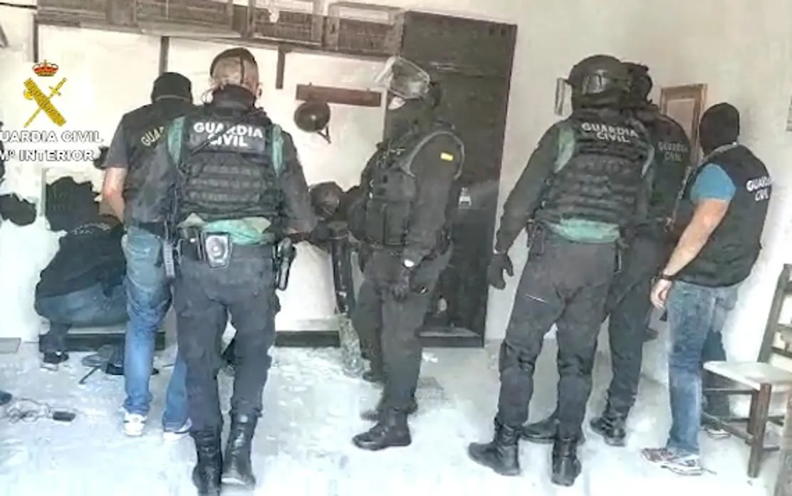 Agentes de la Guardia Civil acceden al zulo ubicado en una vivienda de La Línea de la Concepción.