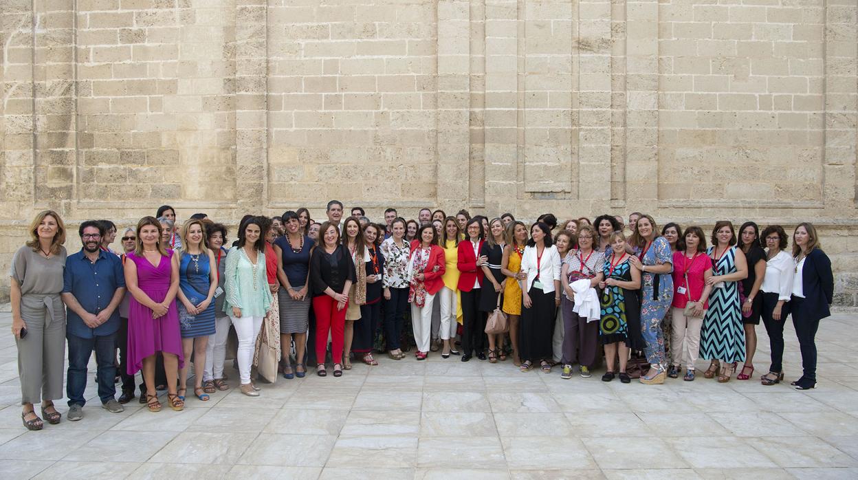 Susana Díaz con las consejeras de Igualdad y Justicia, junto a los representantes de los partidos políticos y las asociaciones de mujeres