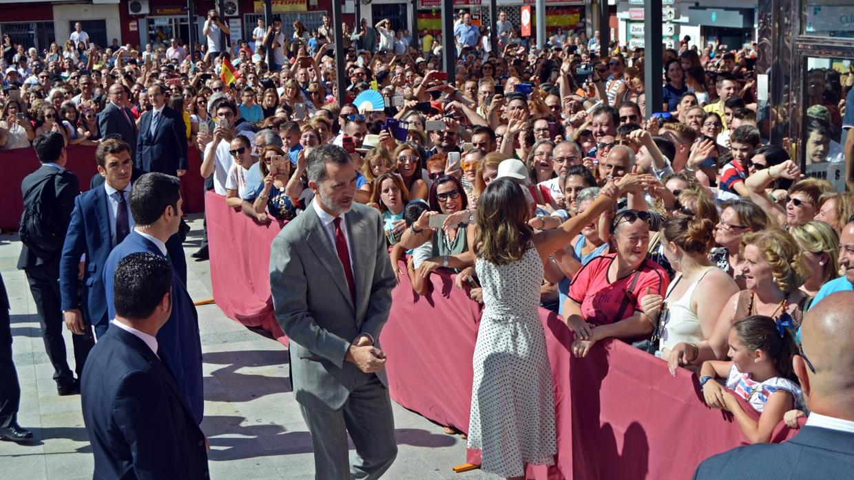 El rey Felipe VI y la reina Letizia saludan al público en la plaza de la Constitución