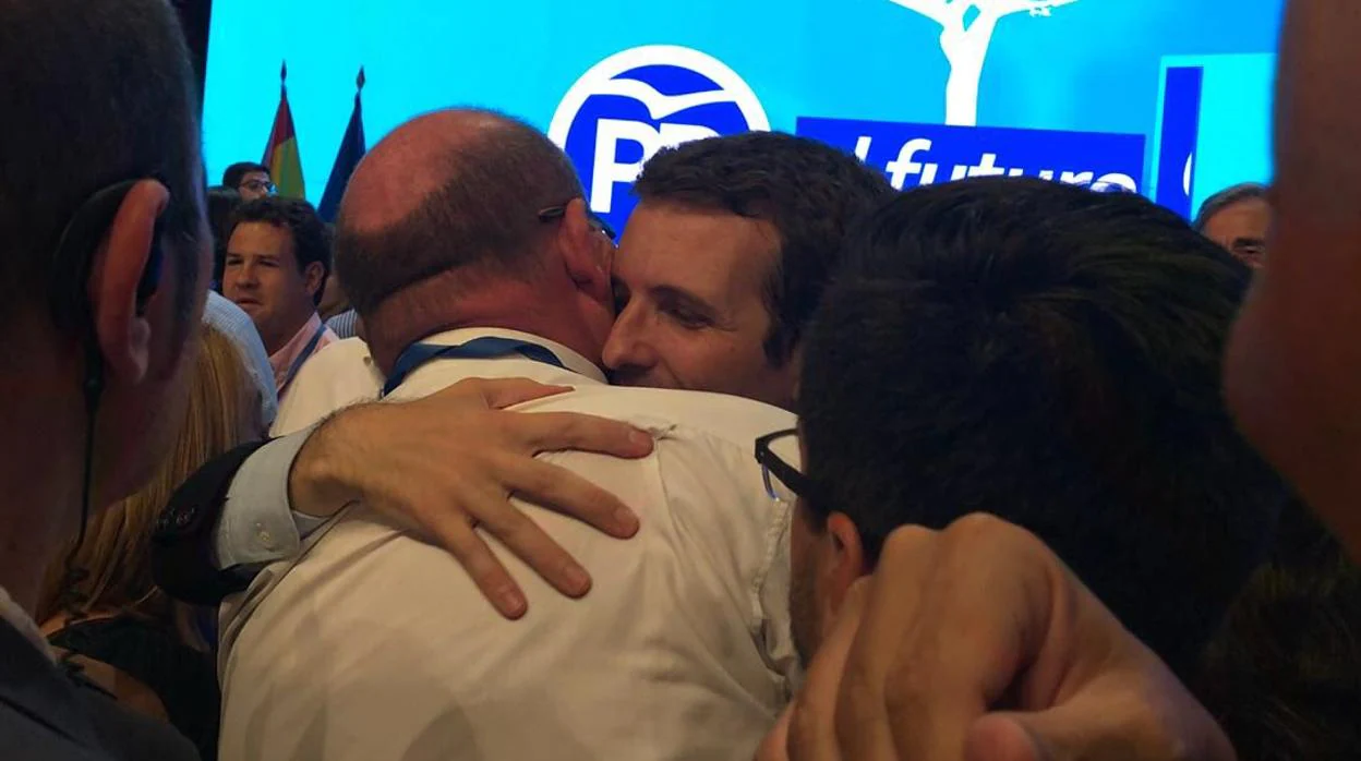 Pablo Casado abraza al alcalde de Jaén, Javier Márquez, tras ganar las primarias del PP