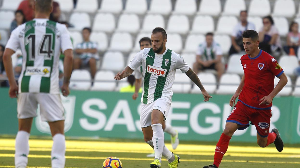 Edu Ramos conduce el balón en el partido del curso anterior