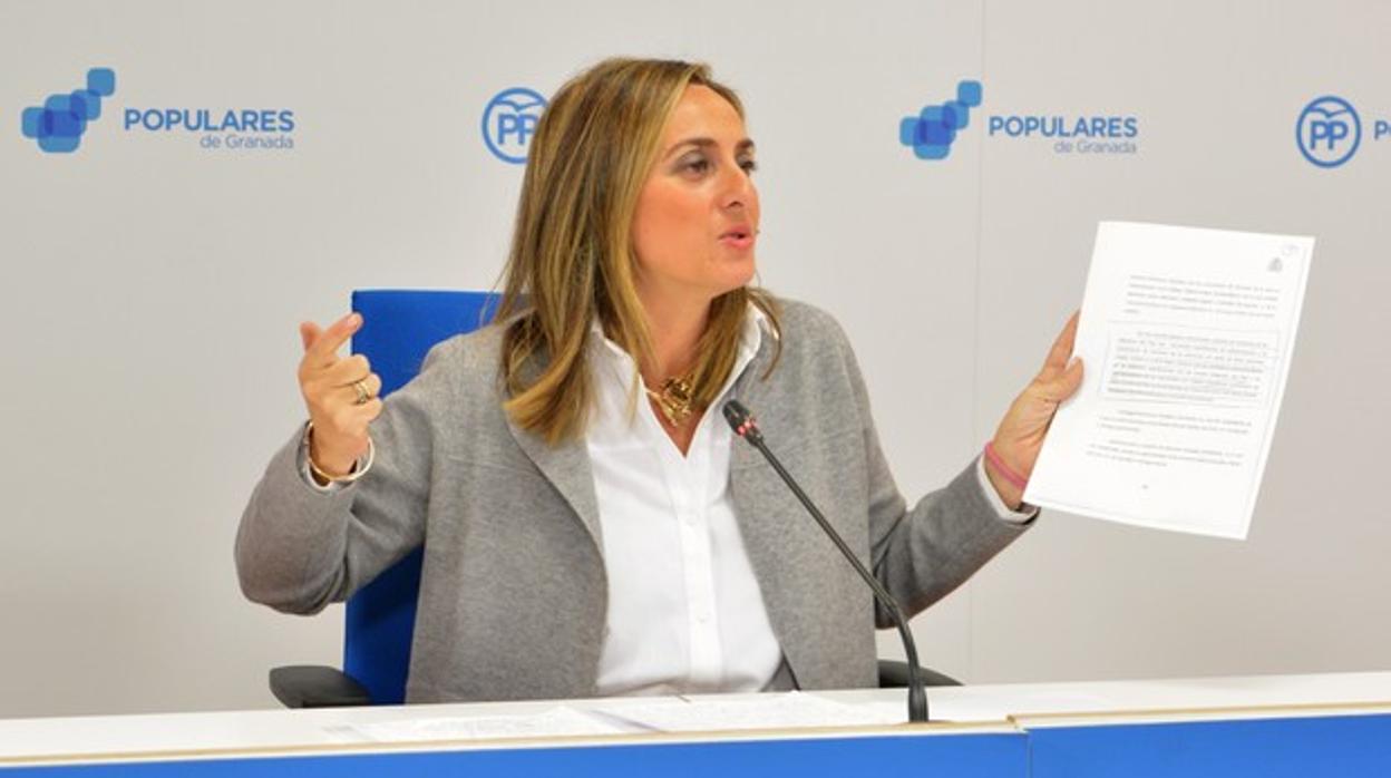 La parlamentaria autonómica, Marifrán Carazo, en rueda de prensa sobra la Alhambra.