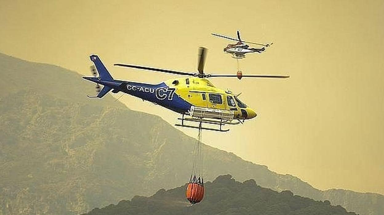 Imagen de archivo de dos helicópteros del Infoca durante un incendio.