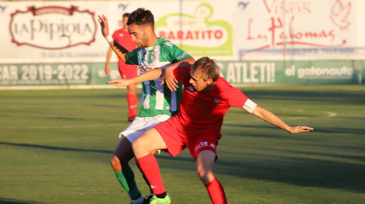 Javi Lara pugna con un jugador del Sanluqueño