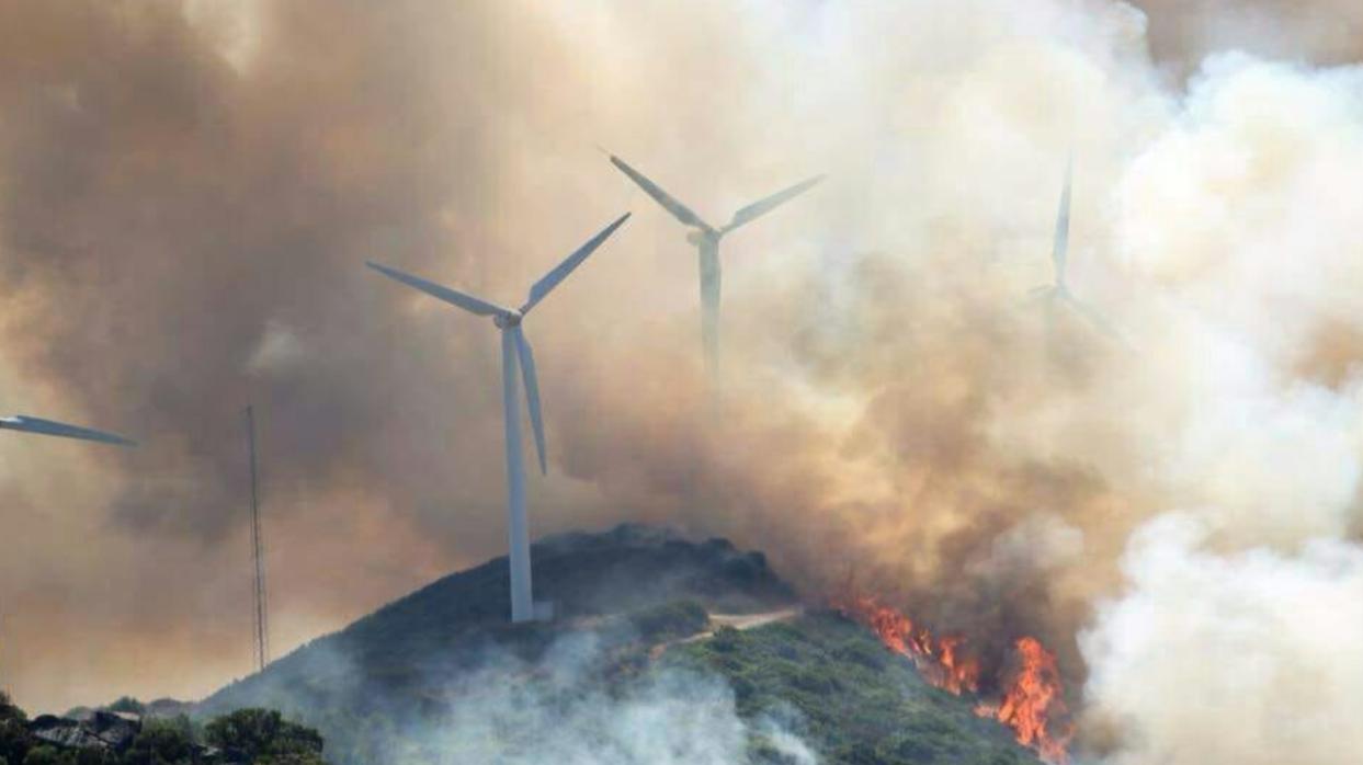 Imagen tomada por un medio aéreo del Infoca en la que se observan ambos incendios.