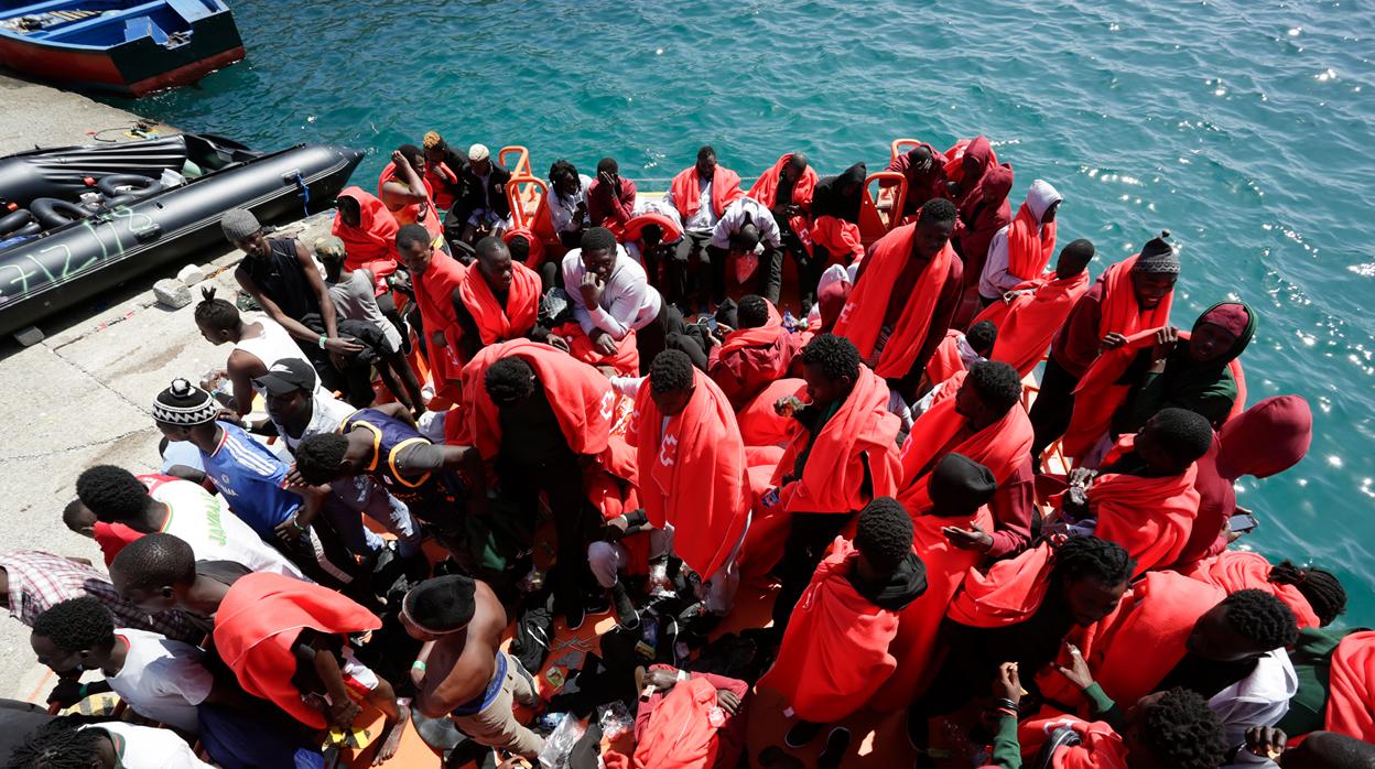 Algunos de los inmigrantes que llegaron este viernes en patera a las costas de Cádiz