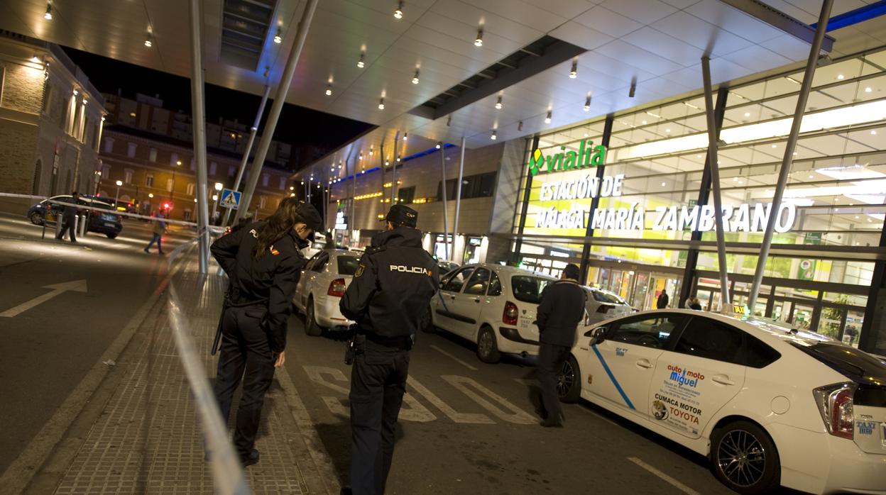 La Policía Nacional vigila la parada de taxis de la estación de tren de Málaga