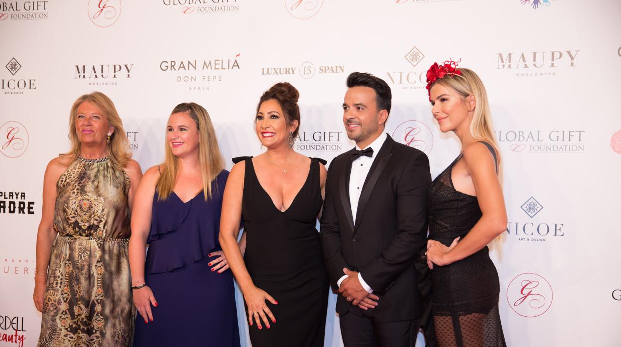 Luis Fonsi y Águeda López con María Bravo, la alcaldesa de Marbella y la directora del hotel