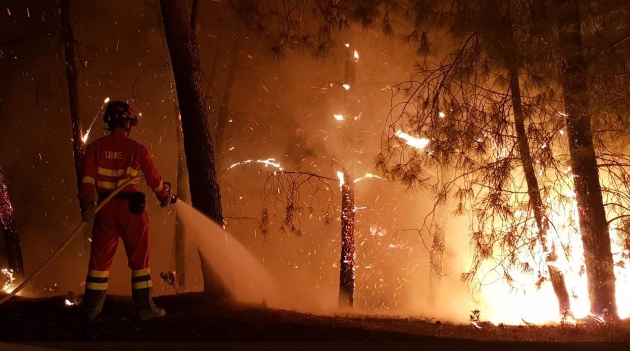 Un operario de la Unidad Militar de Emergencias, trabajando en la extinción de las llamas