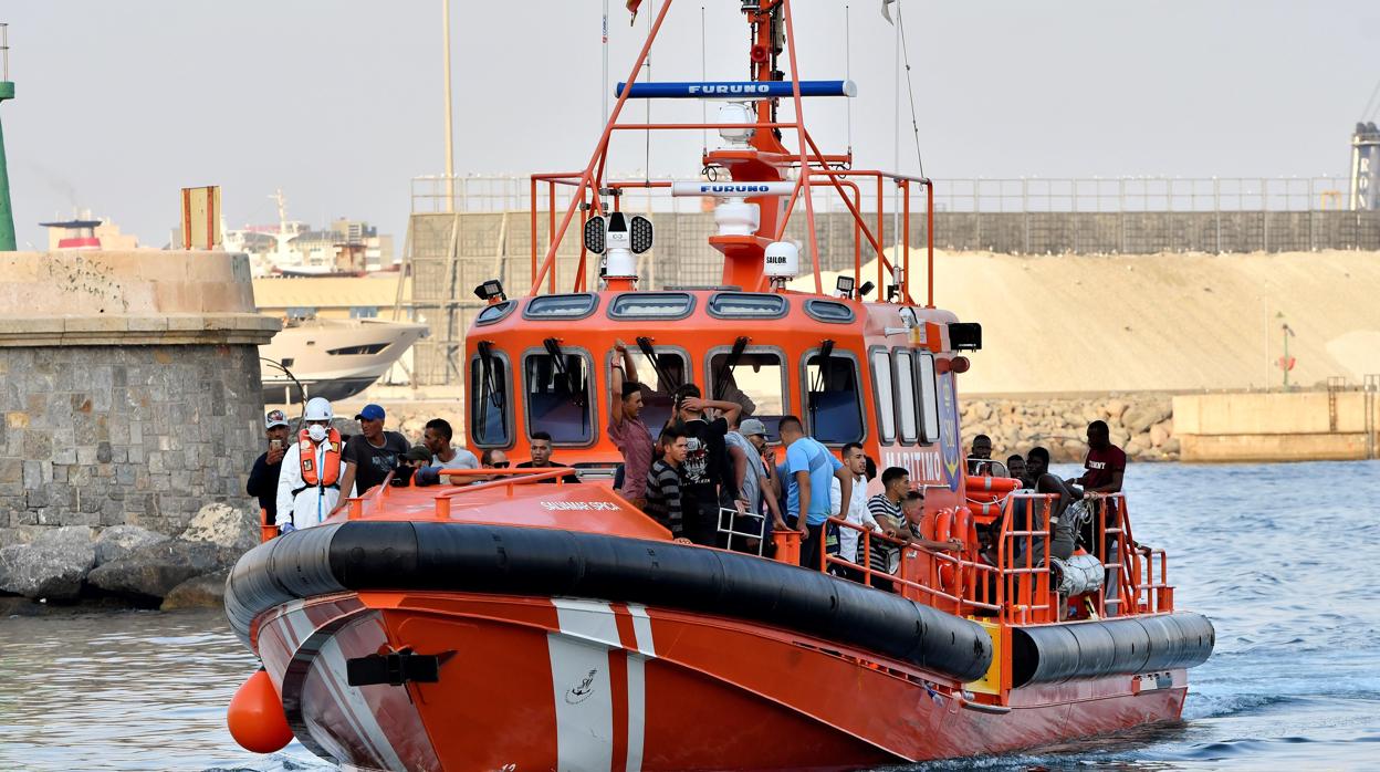 Llegada de un rescate de magrebíes al puerto de Almería