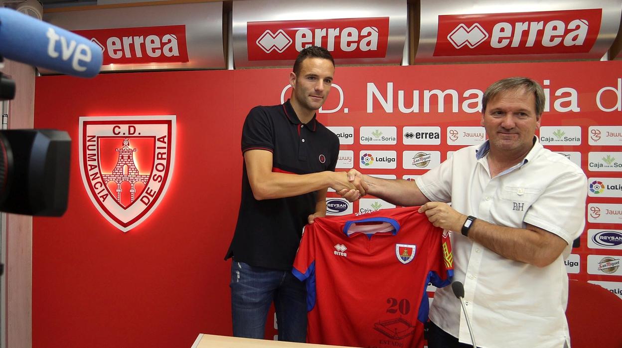 Borja Viguera durante su presentación como jugador del Numancia