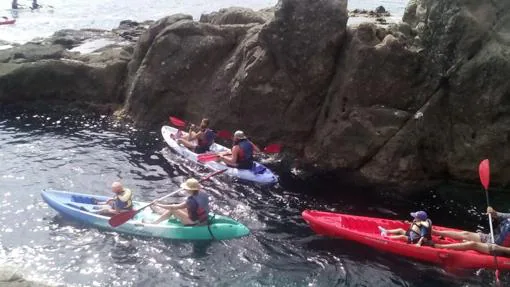 Usuarios practicando kayak, una de las muchas actividades disponibles en este camping